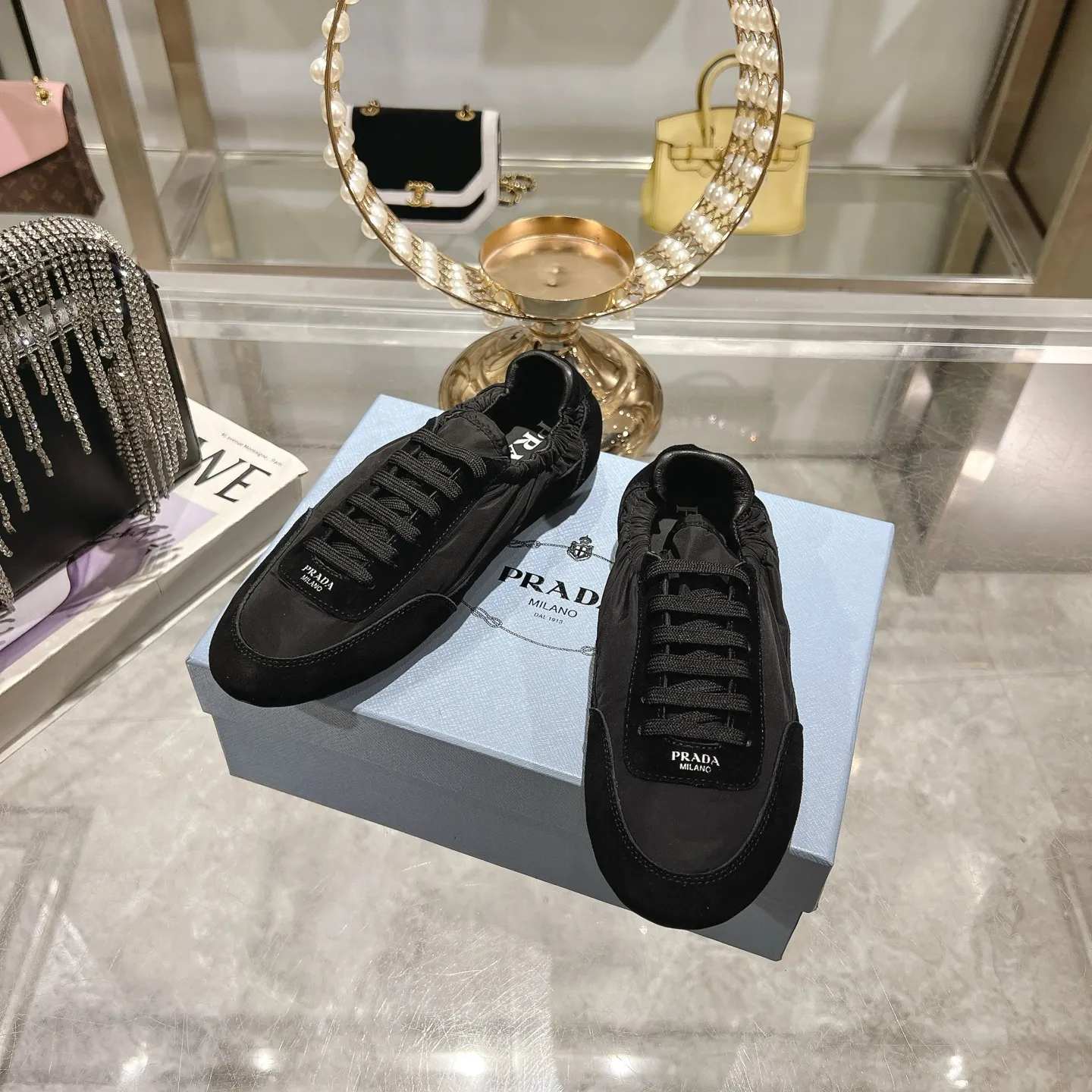 👟👟Ex-factory price 520👟👟Men's size +10 Couple style🎆Prada's new moral training shoes. The upper is suede with texture, and the inner sheepskin is wrapped. It is soft and waxy🎆The insole is thickened with lambskin. It is extremely comfortable to step on, has a sense of support, and feels well wrapped. The shoe shape is full of wrapping, light and easy to wear. A practical casual shoe that makes your legs appear taller! White is clean and refreshing, needed all year round, and can be easily worn with skirts and pants. Upper: imported suede/original molded fabric. Lining: sheepskin. Outsole: rubber outsole! Code number: 35-41 Color: burgundy blue brown green dark green yellow black red gray 9 colors available